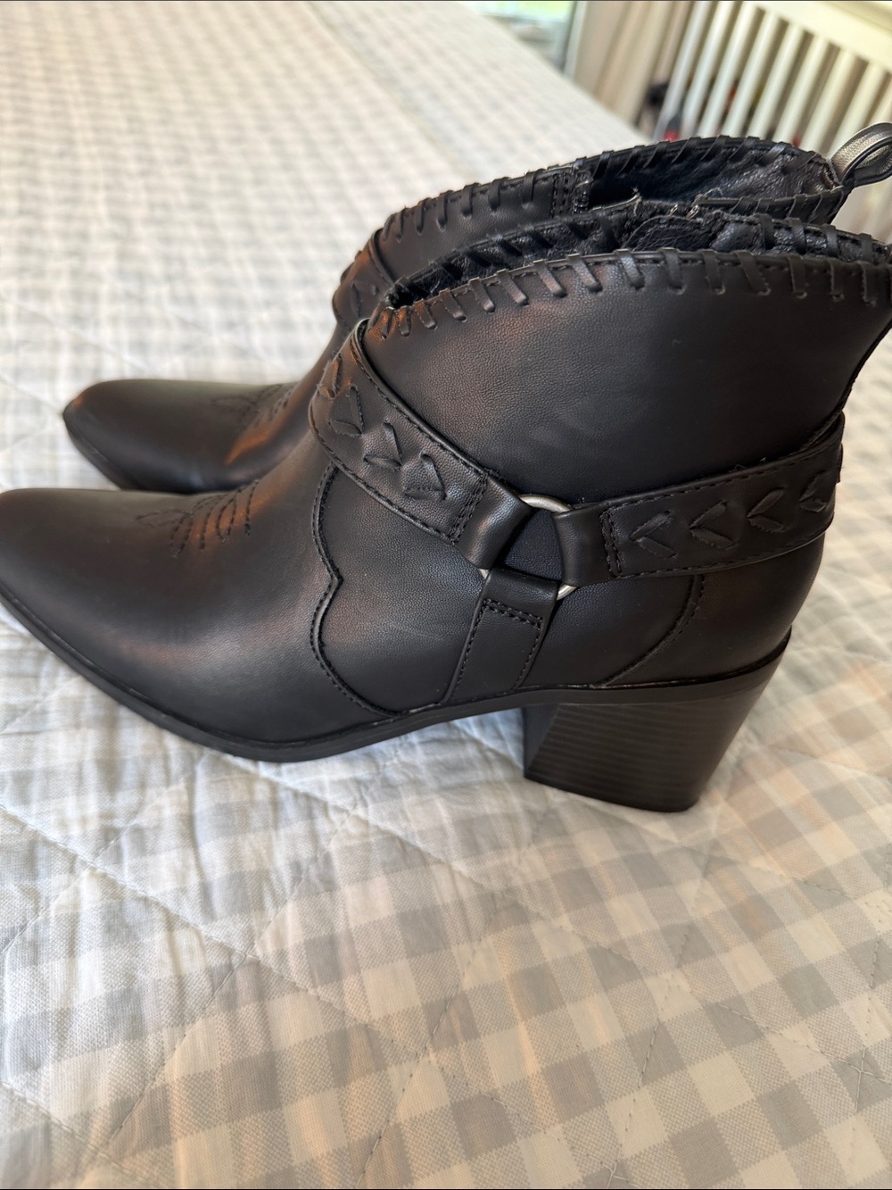 FRYE AND CO. Black Leather Western-Style Ankle Booties
